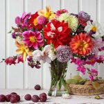 Rezané kvety zo záhrady vo váze na stole