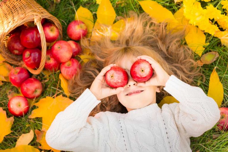 Dievčatko s jablkami