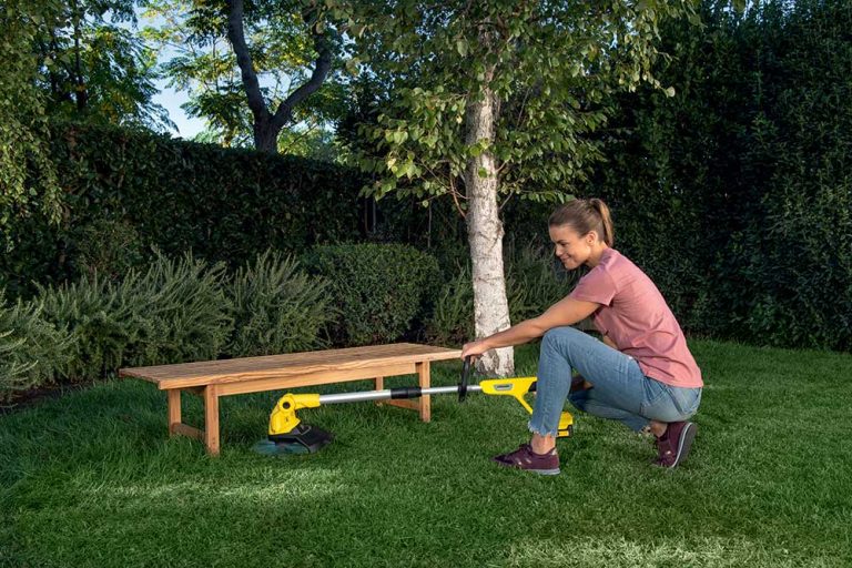 Dokonalo pokosené rohy záhrady: Táto akumulátorová strunová kosačka si hravo poradí aj s úzkymi miestami