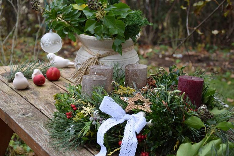 Vykúzlite si vianočnú atmosféru: Adventný veniec z vlastnej záhrady