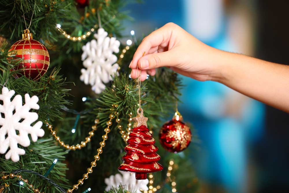 Vešanie vianočnej ozdoby na stromček