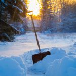 Lopata v snehu