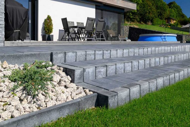 Svah, tieň a plytká zemina. Dá sa tam vôbec niečo vysadiť?