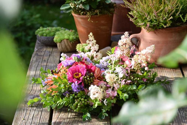 Letný veniec z vlastnej záhrady: Postup, ktorý zvládnu aj začiatočníci
