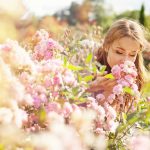 žena ovoniavajúca ruže