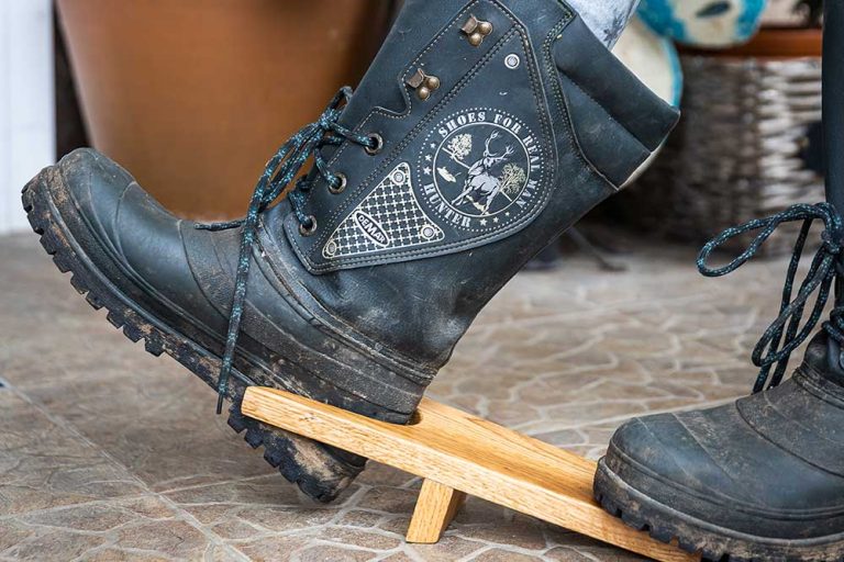 Vyzujte si zablatené topánky bez zašpinenia rúk a bolesti chrbta! Vyskúšajte tradičný vyzuvák