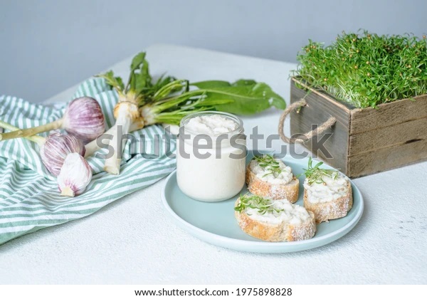 horseradish sauce three slices bread 600w 1975898828