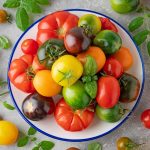 Rôzne druhy a odrody paradajok všetkých veľkostí a tvarov