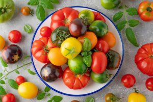 Rôzne druhy a odrody paradajok všetkých veľkostí a tvarov