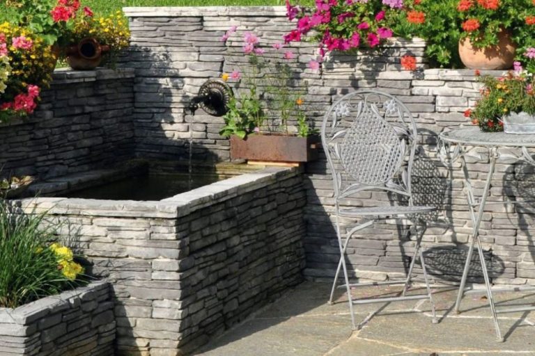 Všestranné využitie múrových prvkov na záhrade