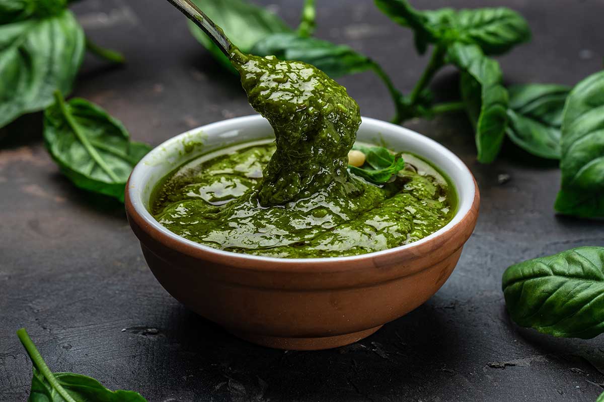 Zelené pesto z bazalky, píniových orechov a parmezánu