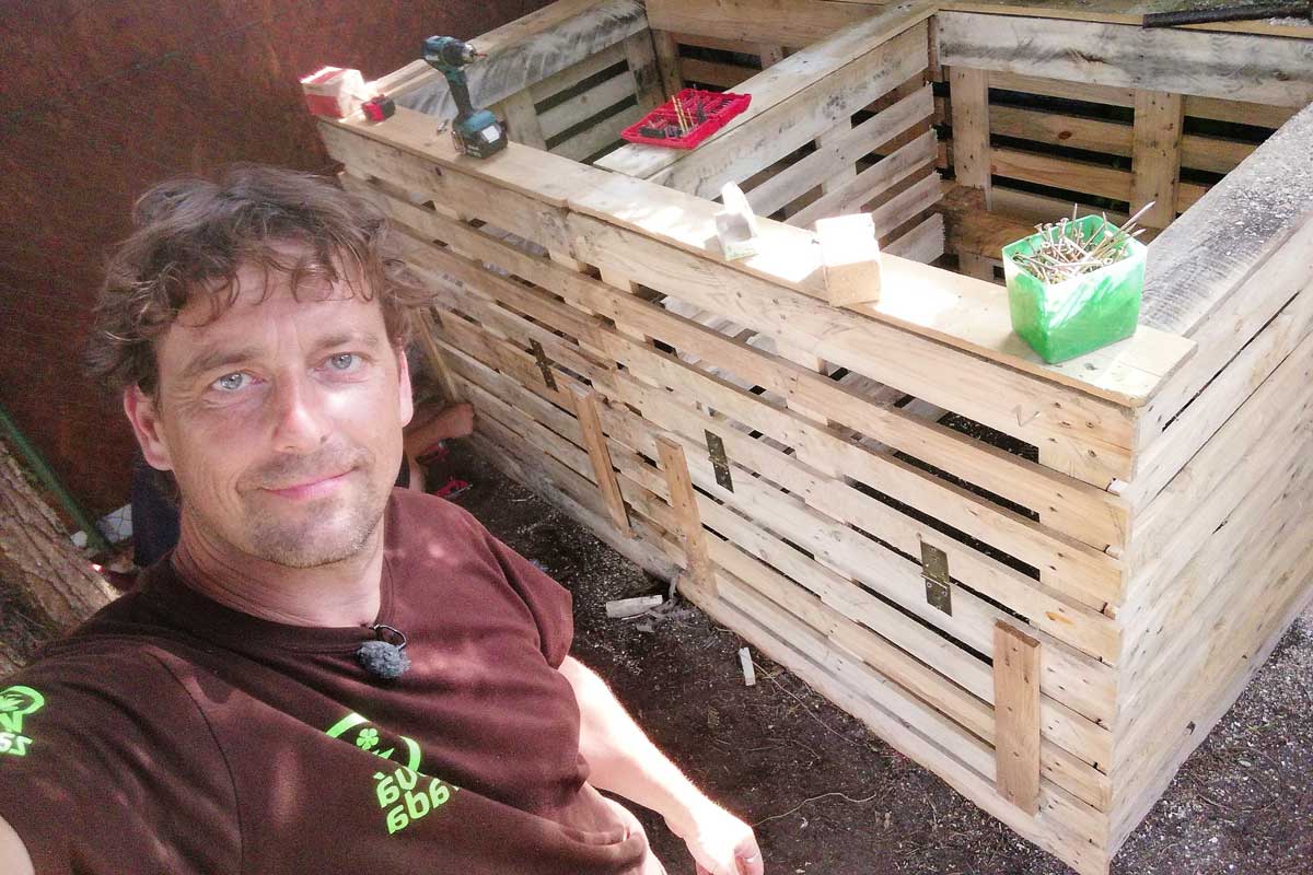 Martin Čurda a kompostér v záhrade