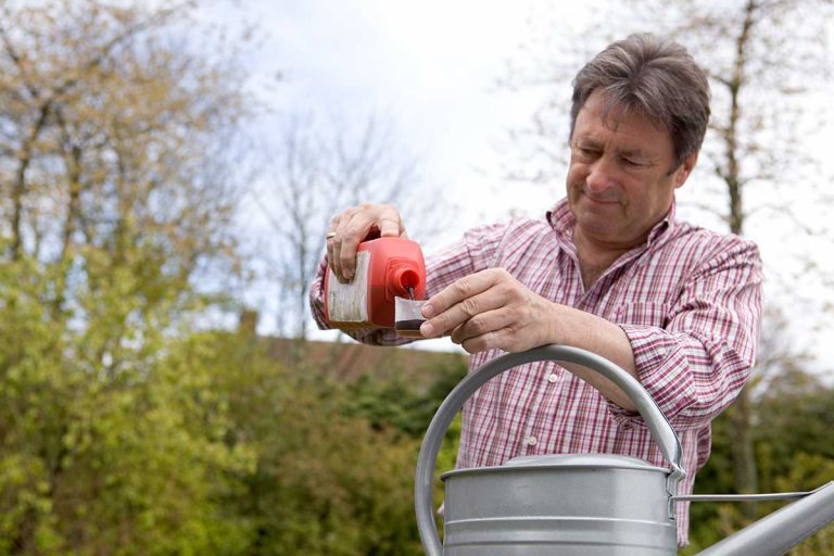 Prečo v záhrade hnojiť? Základmi správneho hnojenia vás prevedie známy anglický záhradník