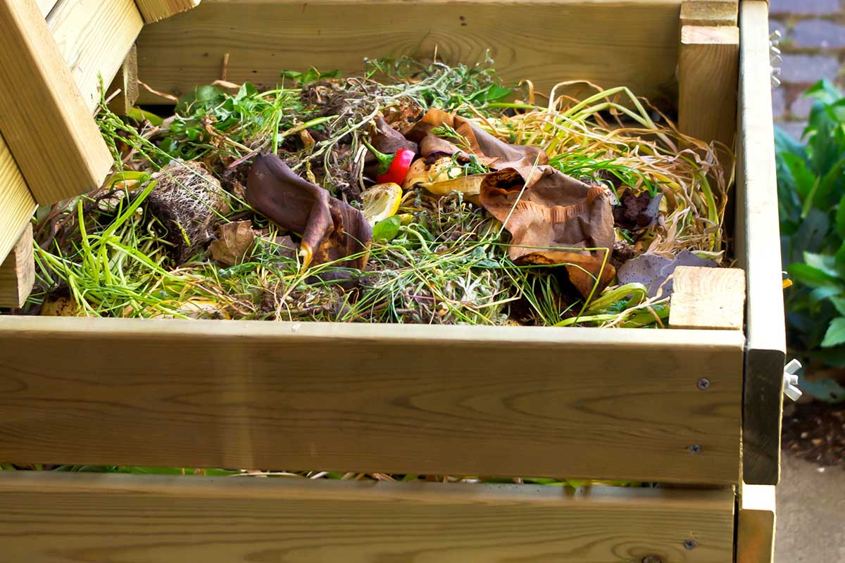 Kompostovanie lístia a rastlinných zvyškov
