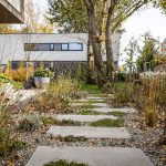 Záhrada pri novostavbe rodinného domu v jesennom období