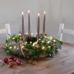 Prírodný adventný veniec s vysokými sviečkami na stôl