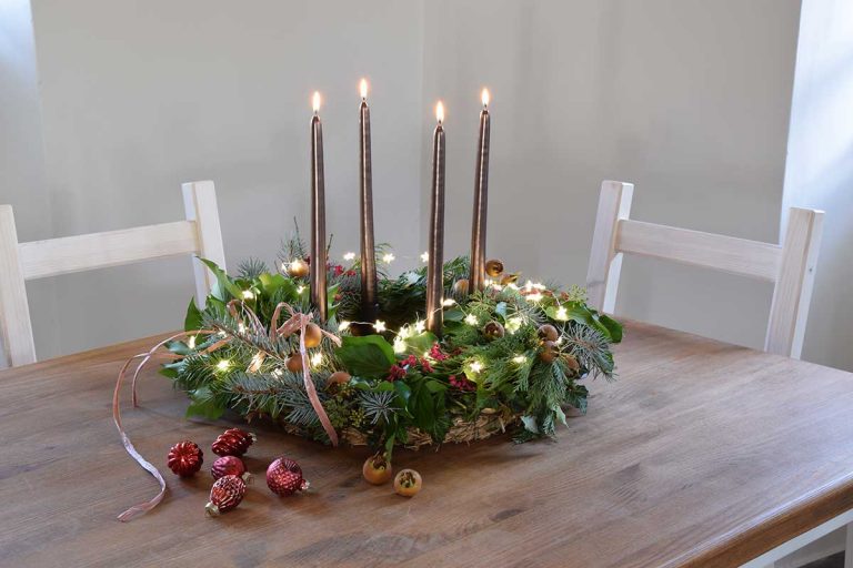 Prírodný adventný veniec s vysokými sviečkami na stôl