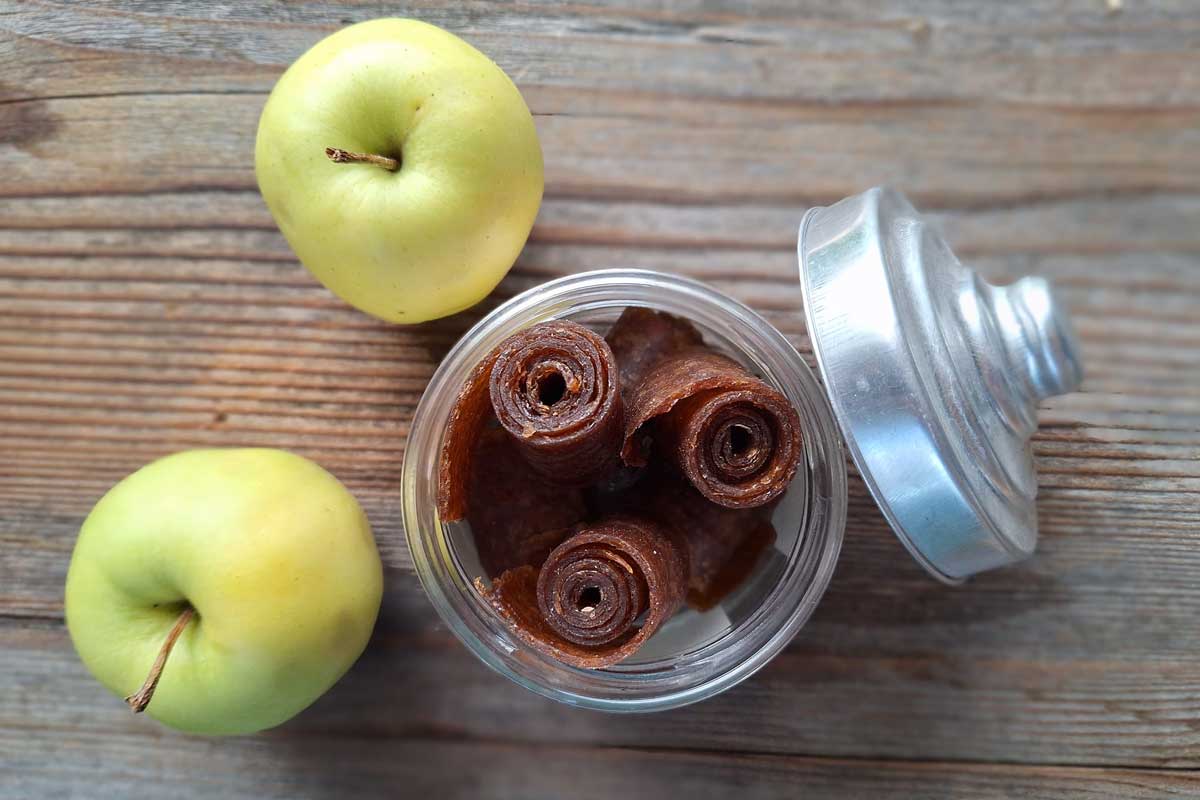 Jablková ovocná koža v sklenenom pohári