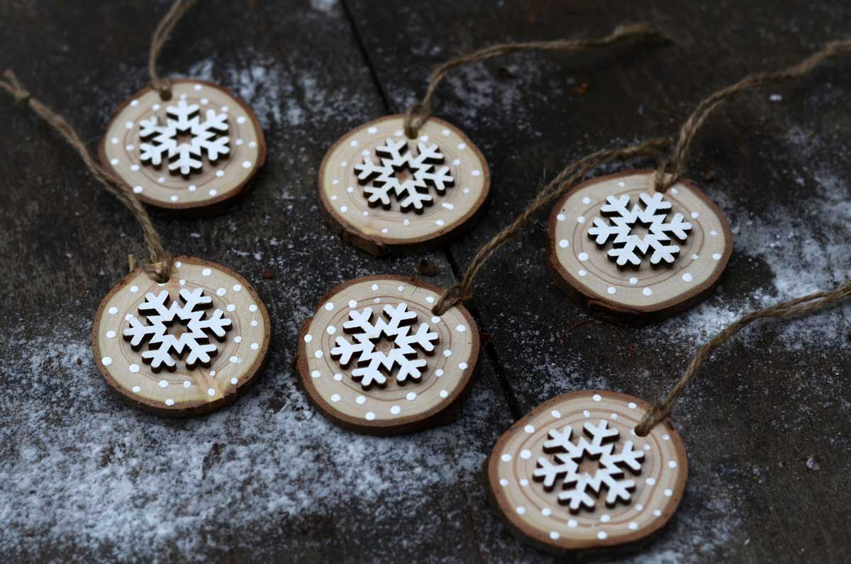 Handmade ozdoby vyrobené z vianočného stromčeka s dekoračnou snehovou vločkou