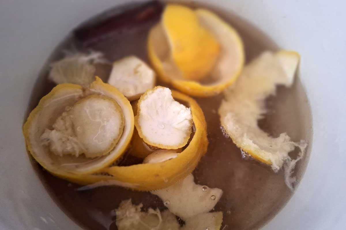 Príprava čističa a osviežovača z citrusových šupiek
