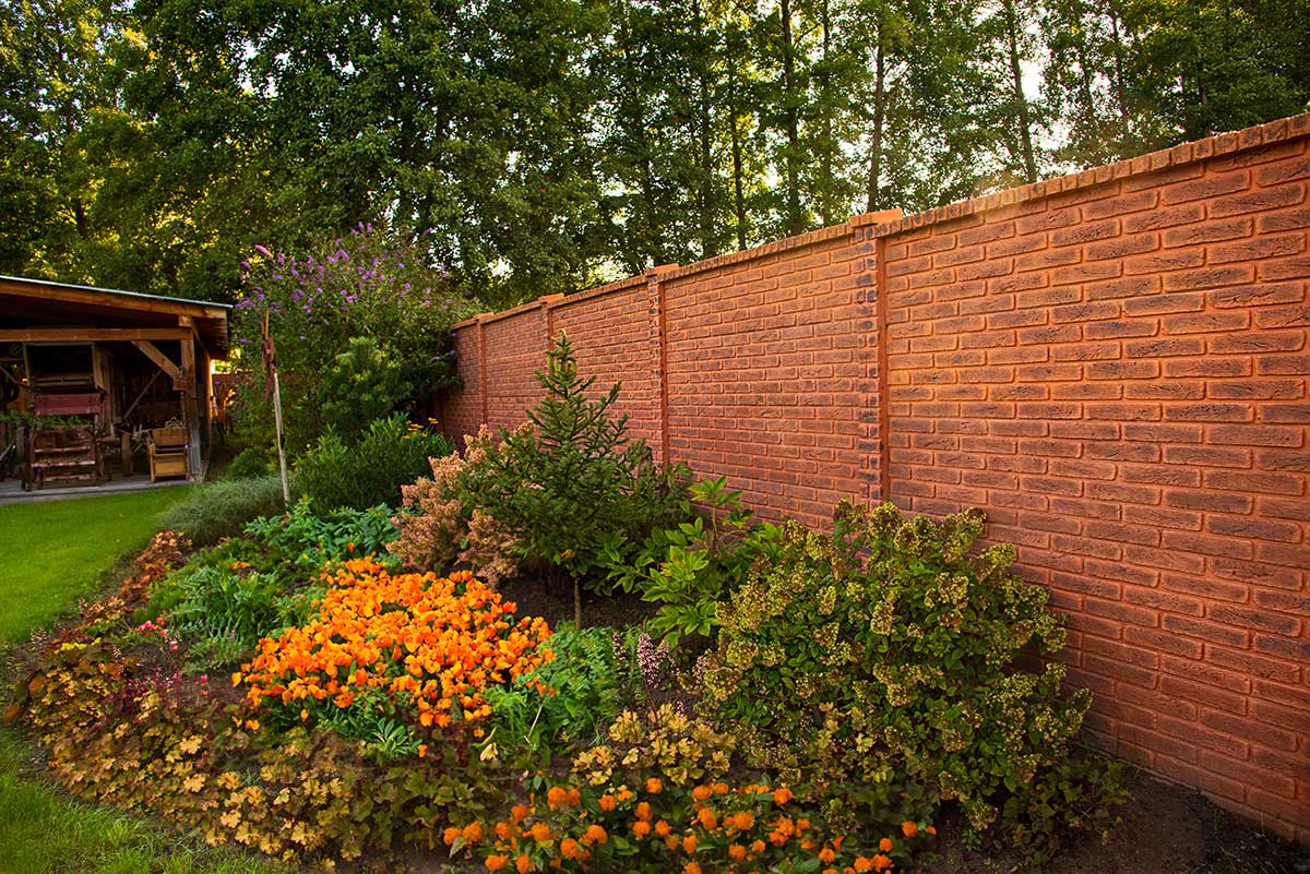 Betónový plot v imitácii oranžovej tehly