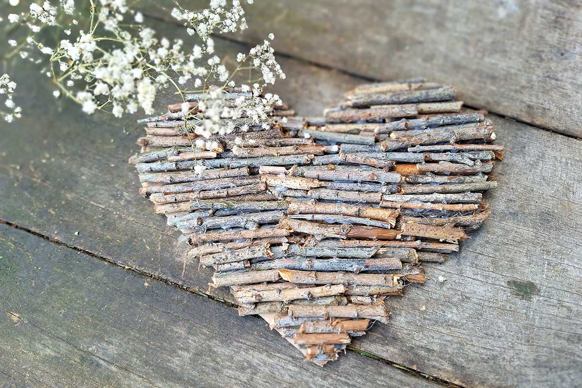 Rustikálna handmade dekorácia v tvare srdca s narezaným drevom