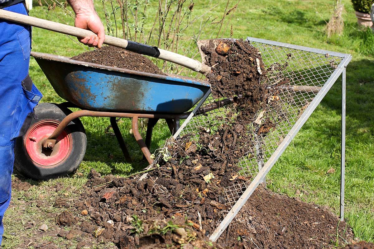 Preosievanie a zapracovanie vyzretého kompostu do pôdy