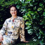 Iveta Henzelyová v záhrade