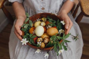 Návrat k prírodnému farbeniu vajíčok: Uchovajme si veľkonočné tradície pomocou rastlín a octu