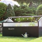 Ako urobiť vyvýšený záhon so studeným pareniskom zo starej plechovej skrine