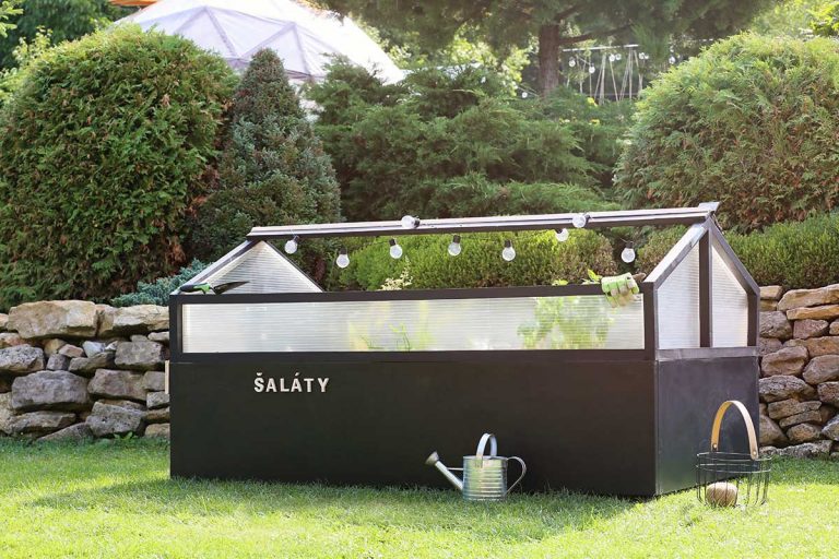 Ako si vyrobiť vyvýšený záhon s pareniskom? Budete prekvapení, čo sme použili my