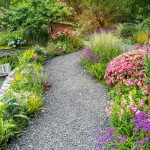 Chodník v záhrade zo štrkopiesku