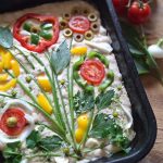 Rozkvitnutá foccacia, ozdobený taliansky chlieb zeleninou a bylinkami