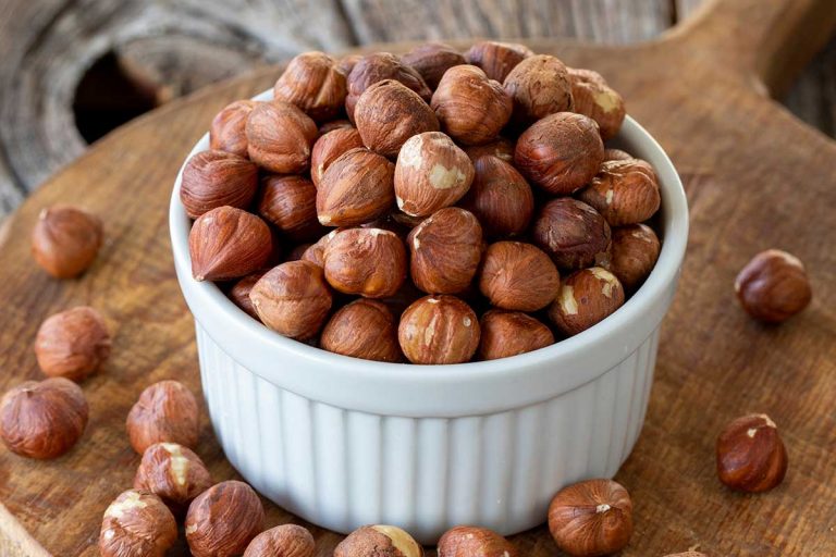 Po rozlúsknutí lieskovcov sú jadrá zničené. Ovocinár vysvetľuje dôvod