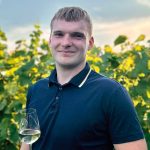 Vinohradník a majiteľ vinárstva Adrián Selnekovič