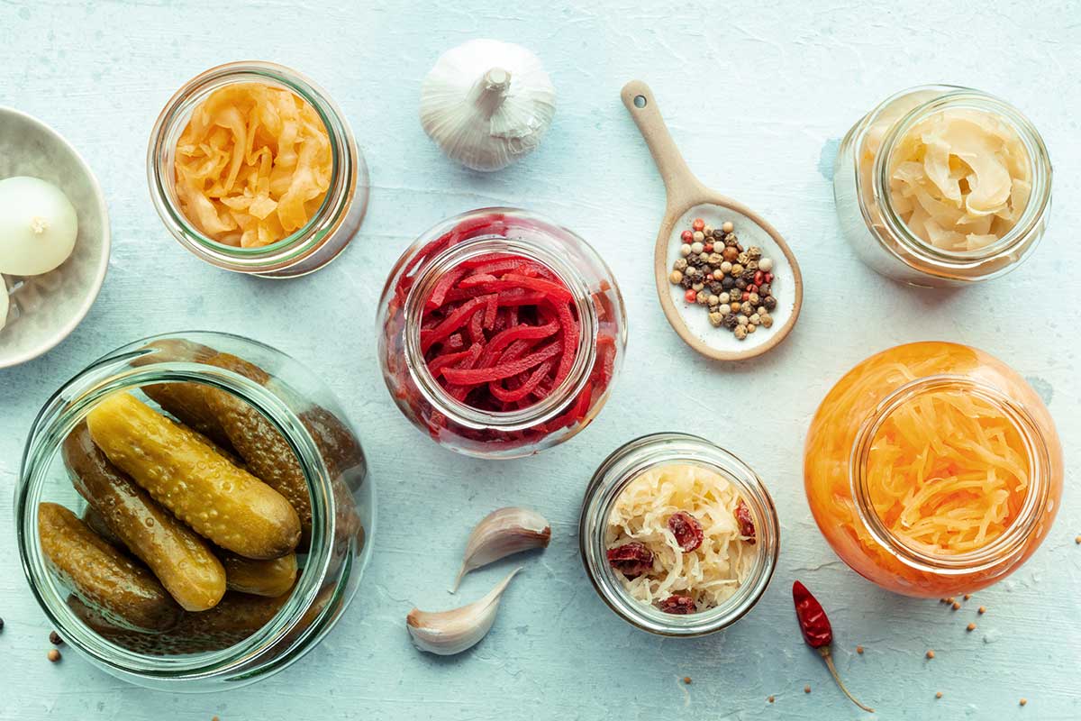 Kvasená zelenina v sklenených pohároch