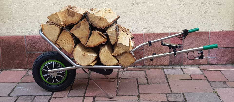 Elektrický fúrik naložený drevom