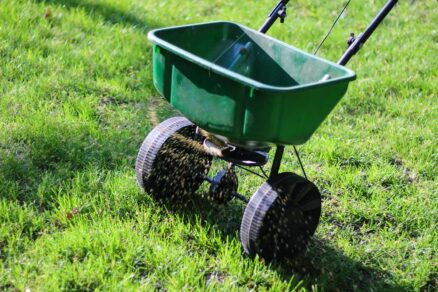 Aplikačný vozík na hnojenie trávnika