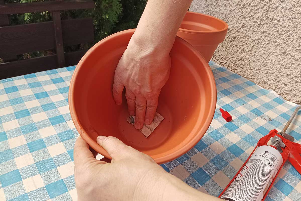 Zakrytie otvoru kvetináča starou kachličkou