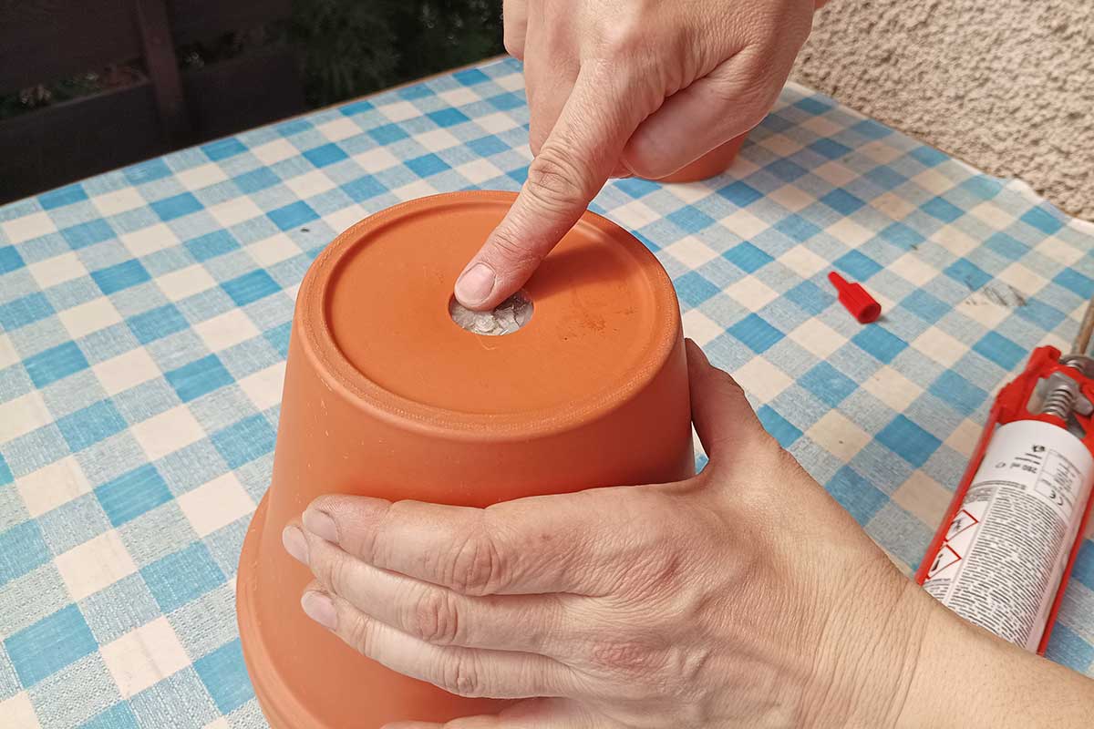 Doplnenie silikónu do odtokového otvoru kvetináča