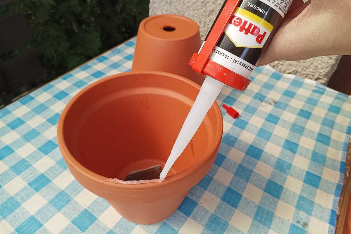 Nanesenie silikónu na horný okraj kvetináča