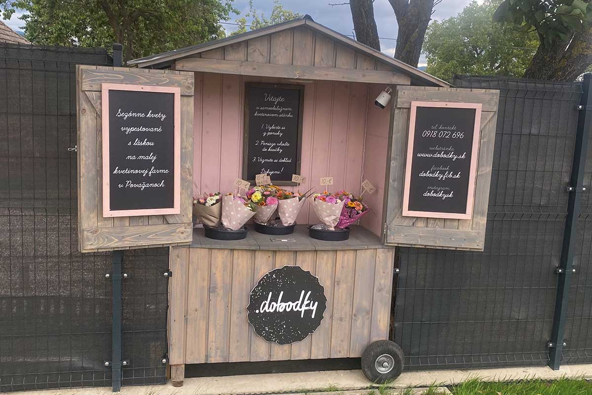 Samoobslužný stánok s kyticami Dobodky