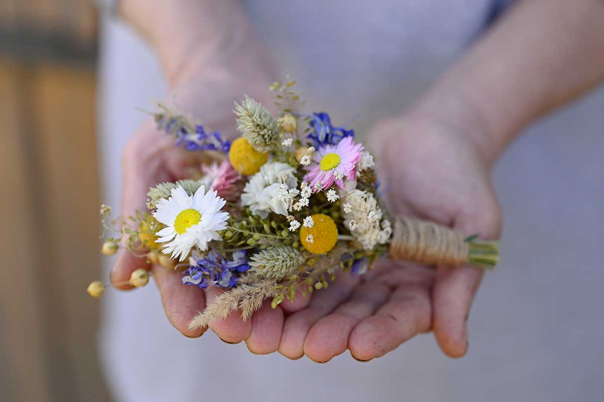 Kvetinové pierko pre svadobčanov