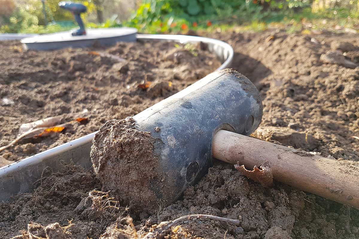 Položenie a ukotvenie obrubníka do vyhĺbenej ryhy