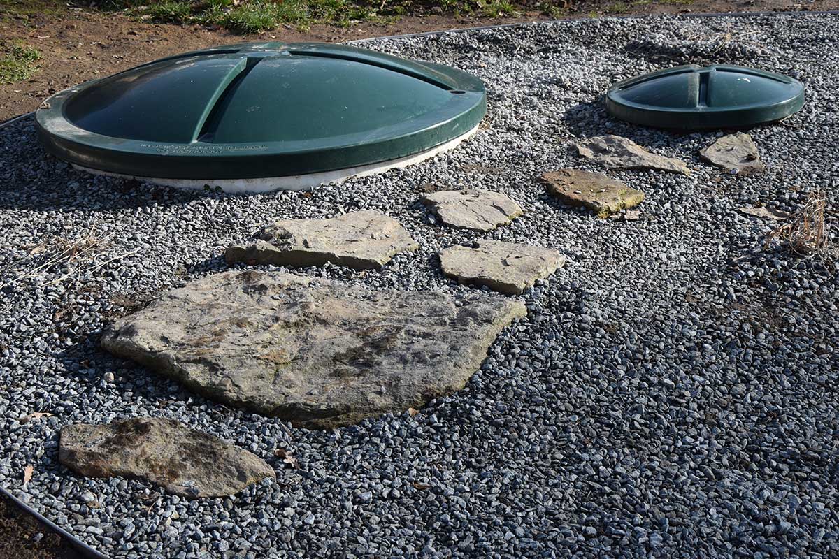 Položenie solitérneho kameňa a nášľapných dosiek