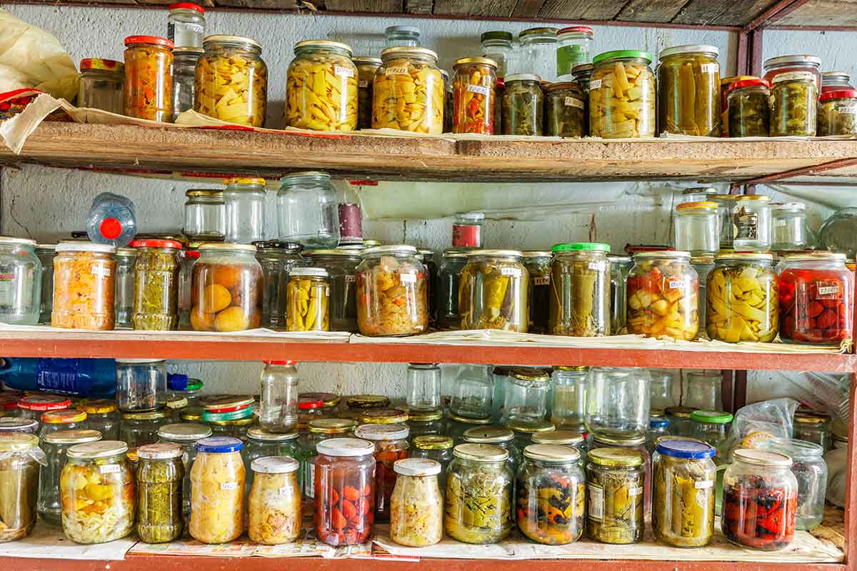 Zaváraniny odložené na policiach