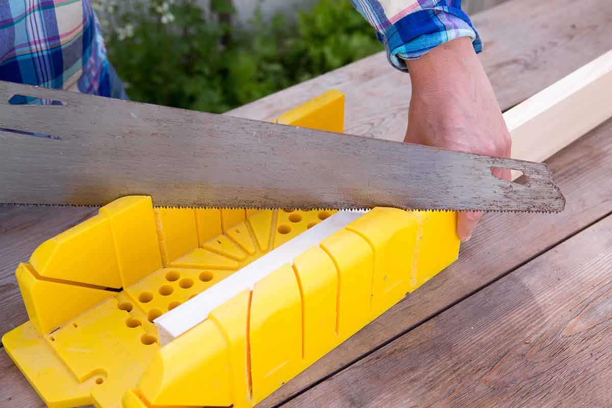 Zrezanie dosiek na striešku pomocou pokosnice