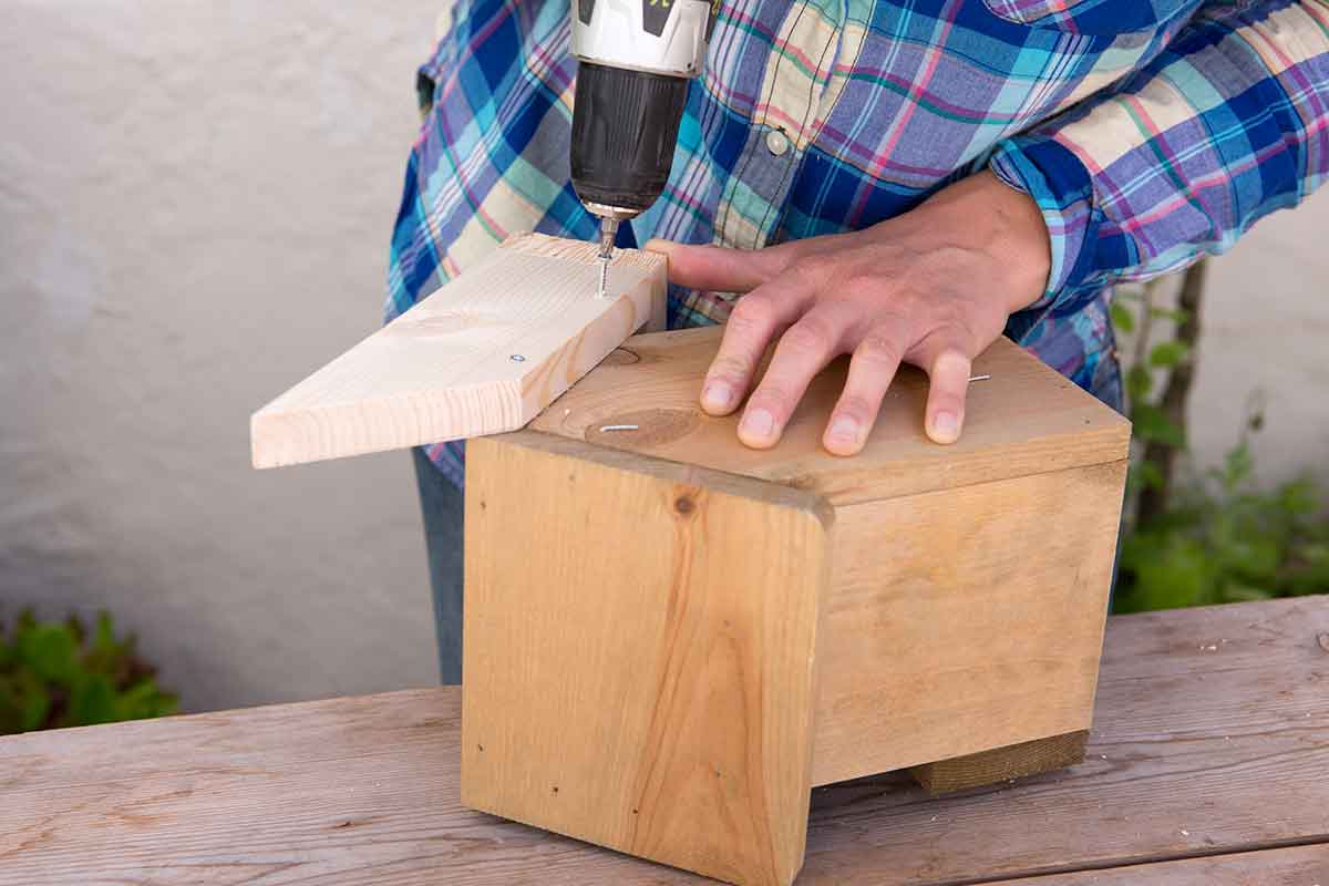 Priskrutkovanie dosiek k vtáčej búdke