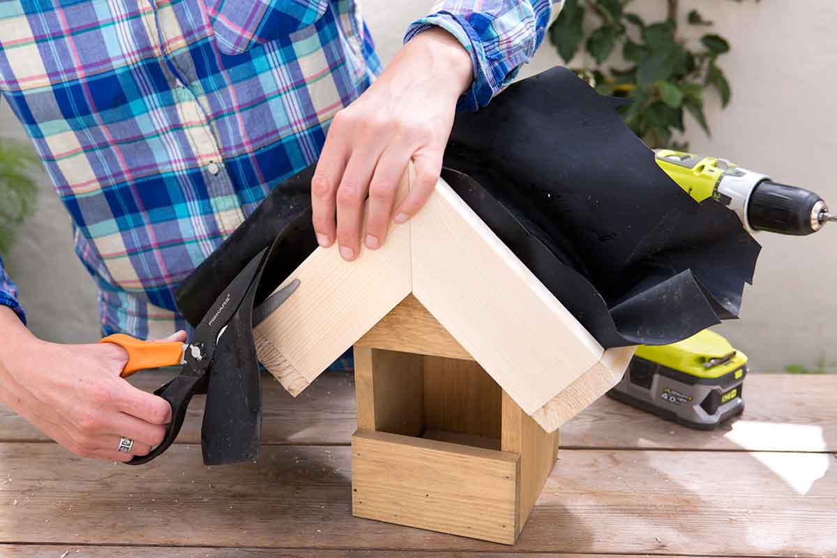 Prichytenie fólie k strieške vtáčej búdky