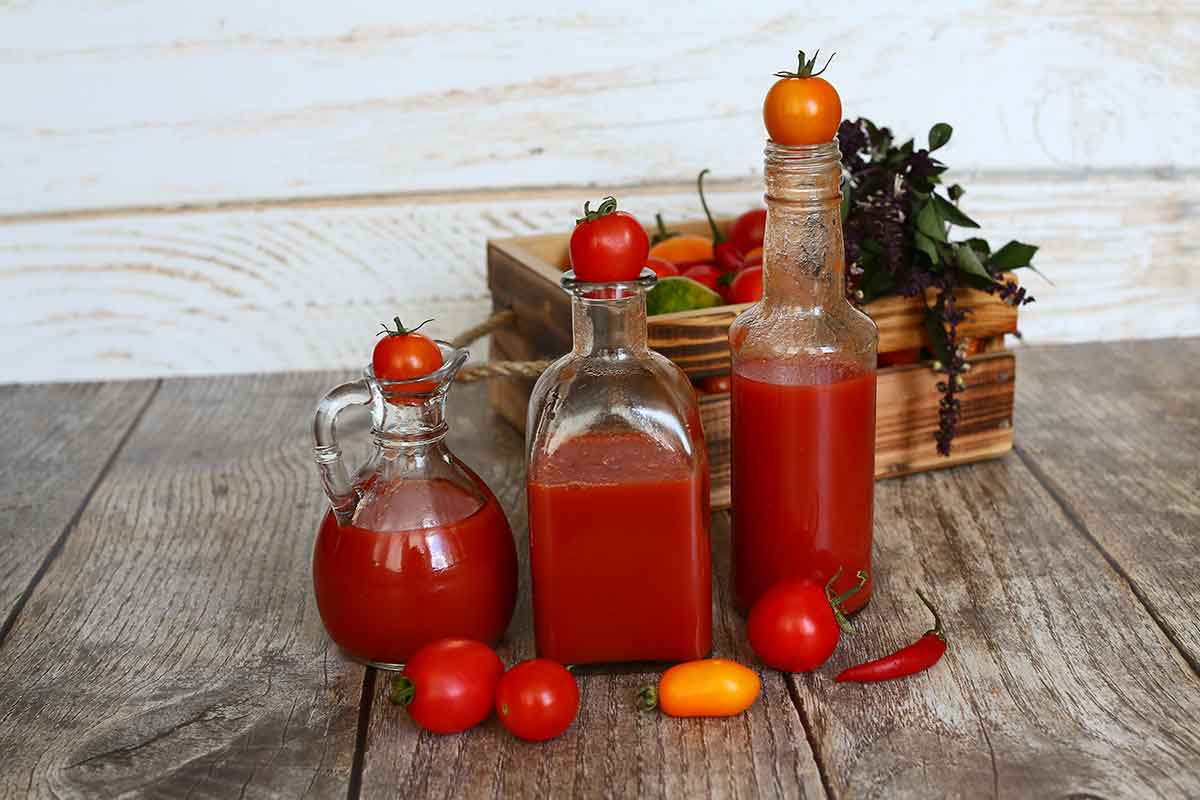 Domáci kečup v sklenených fľašiach